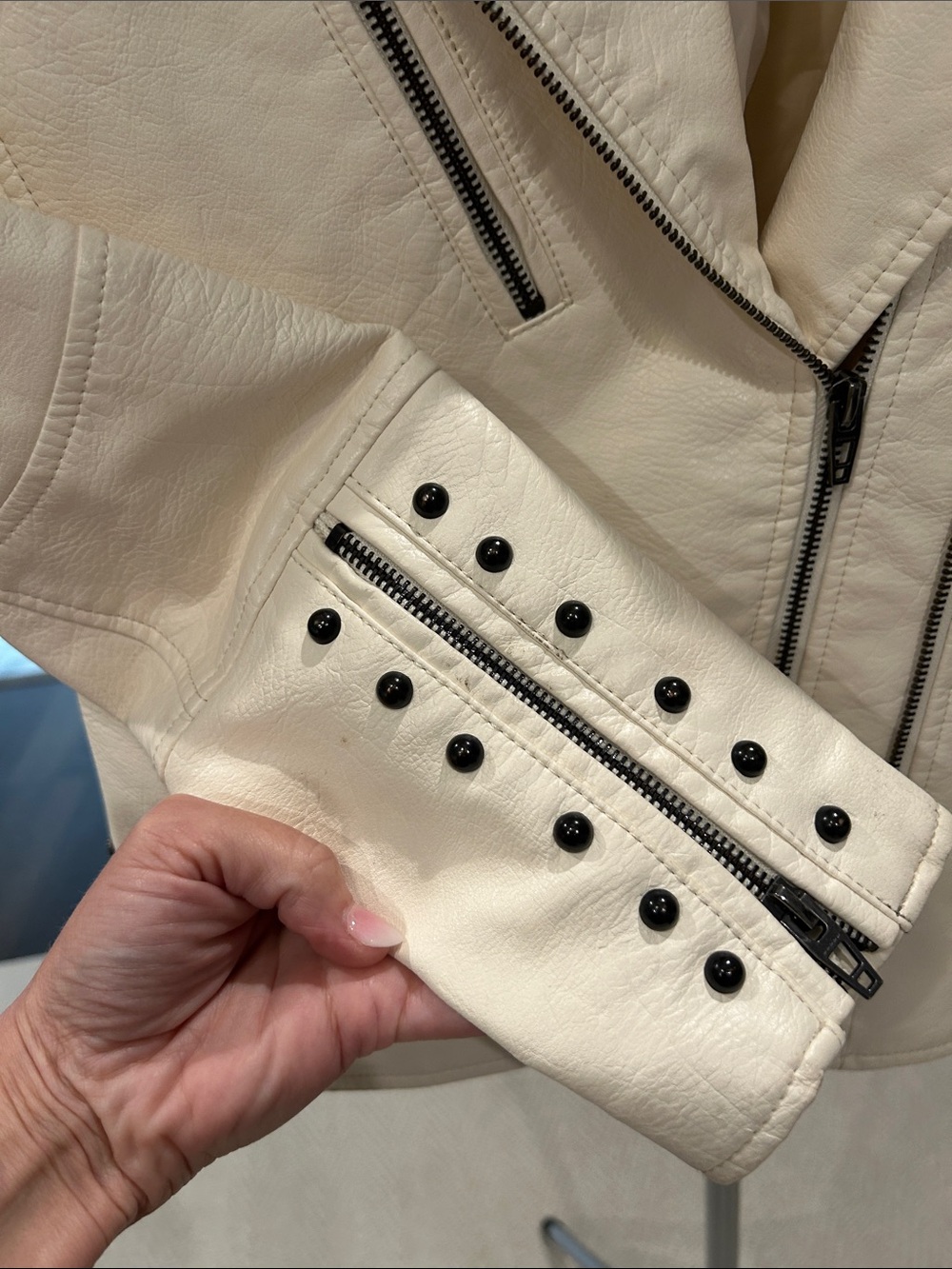 Colleen Lopez Off-White Leather Moto Jacket with Black Hardware / full zip - Picture 2 of 7